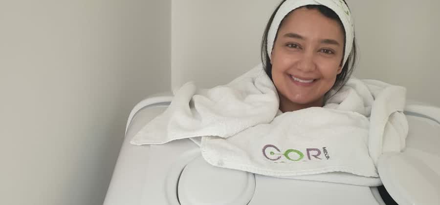 A patient in the ozone steam sauna at Cormedicine, with a COR towel